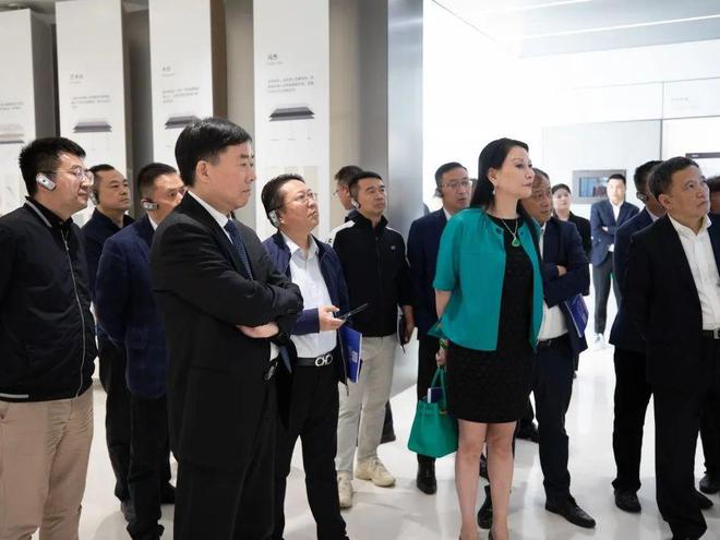 中装协公共建筑装饰工程分会2024年会长交流会在亚厦召开(图9)