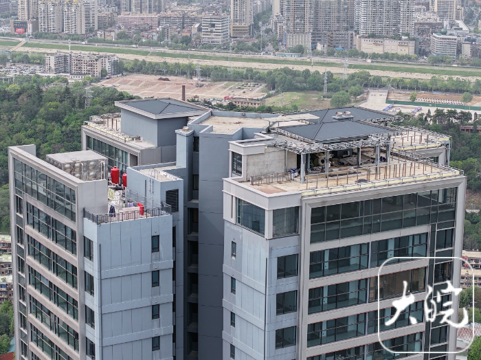 武汉长江边一54层住宅楼顶出现“楼上楼”地产公司：小区业主所为已停水停电停工(图3)