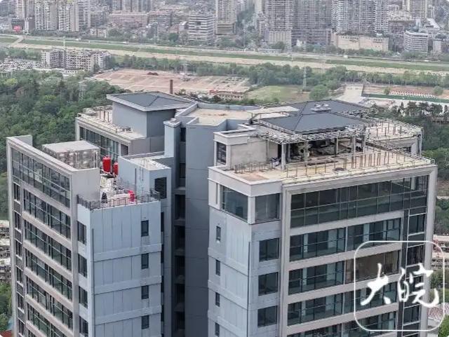 长江边54层住宅楼顶出现“楼上楼”：属违建已立案调查(图3)