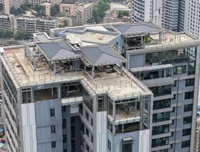 长江边54层住宅楼顶出现“楼上楼”：属违建已立案调查