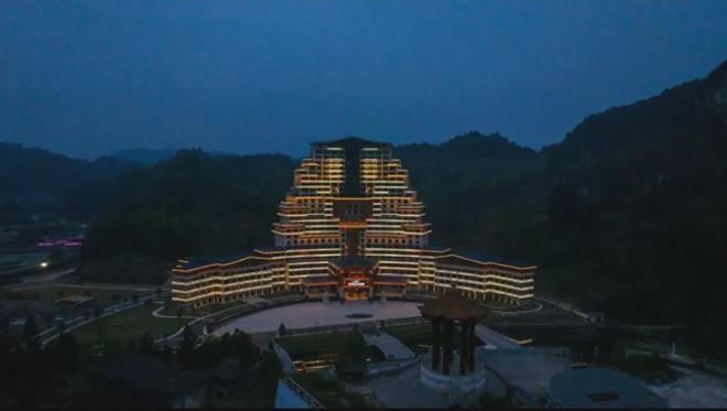 “天下第一水司楼”曾举债2亿烂尾时隔8年改成高档酒店迎客国庆假期最贵房型3688元晚