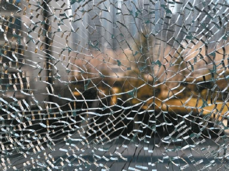 西安一业主家新房窗户玻璃破裂报修了两个多月还没结果