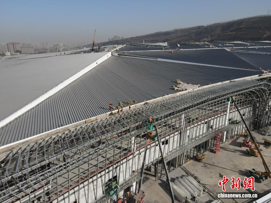 西安东站金属屋面顺利封顶全面进入站房装饰装修施工阶段