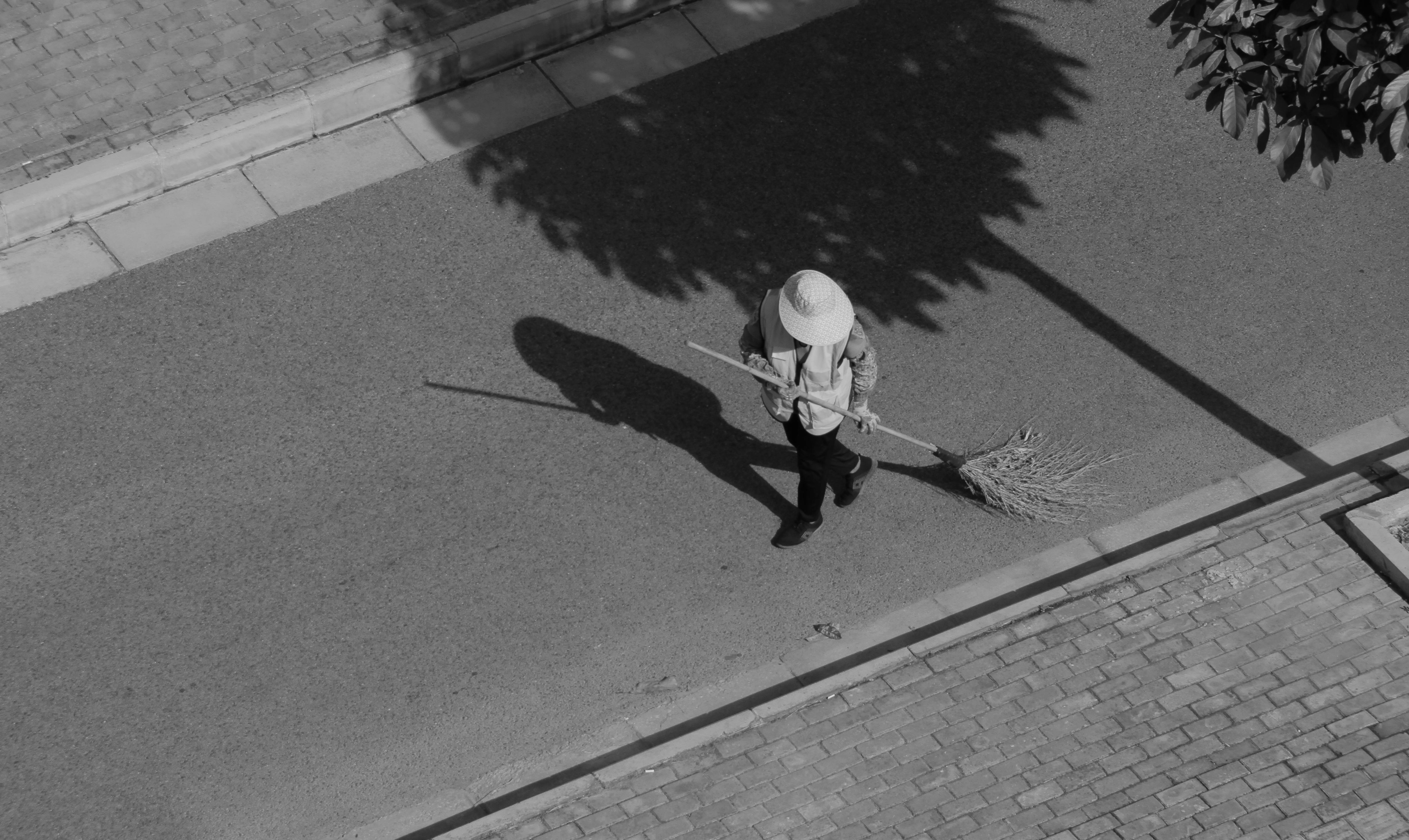 楼道无人打扫有小区物业撤场超6年：不赚钱就撤退的物企告别“有毒”的规模(图4)