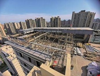 有人楼顶盖房子有人切割楼板打通地下室西安大明宫璞悦府违建“上天入地”(图1)